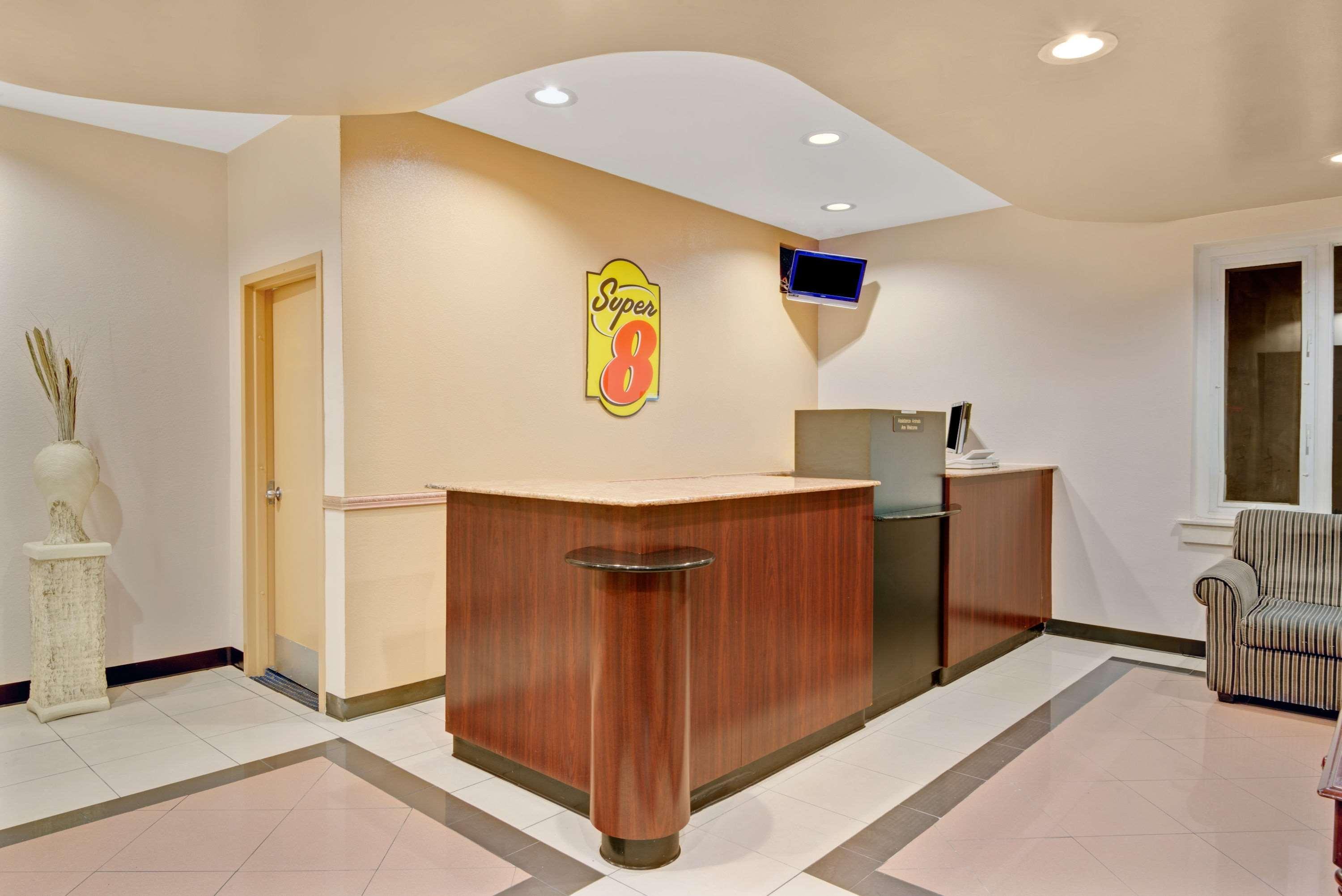 Super 8 By Wyndham Milford/New Haven Hotel Екстериор снимка